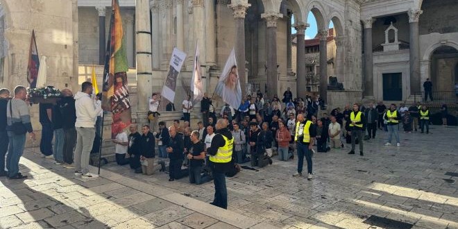 FOTO/VIDEO Na Peristilu i ovu subotu na koljenima molili katolički muškarci