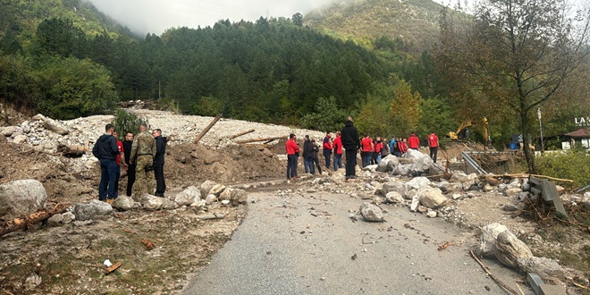 NAKON SMRTONOSNE POPLAVE: HGSS-ovci stigli do Jablanice. S njima je i potražni pas Zara