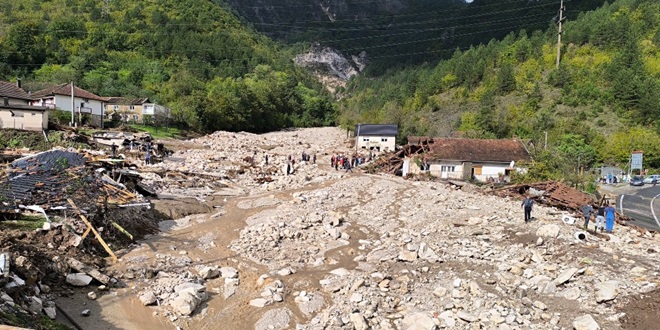 Psi detektirali tri lokacije na kojima su žrtve poplava, dijete spašeno ispod ploče teške dvije tone