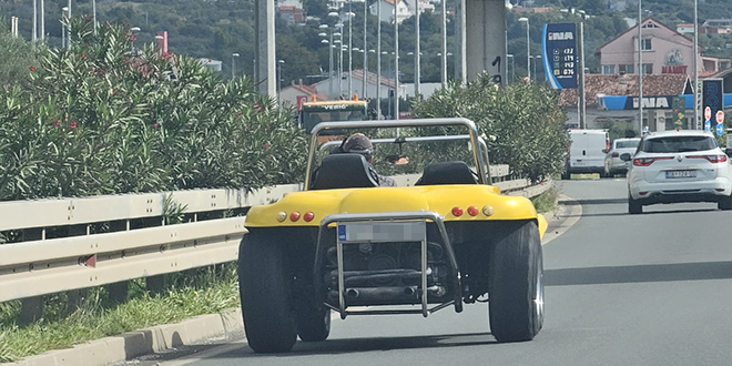 Lijep je dan, zašto se ne provozati u klasičnom žutom buggyju