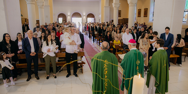 Nadbiskup Križić krstio dvije djevojčice u župi sv. Mihovila u Dugopolju