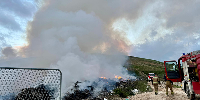 FOTO/VIDEO Požar na Karepovcu i dalje je aktivan