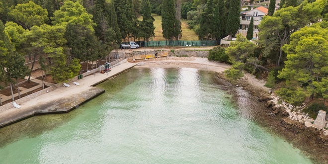 SUPETAR Nastavljaju se radovi na uređenju plaže Vela luka