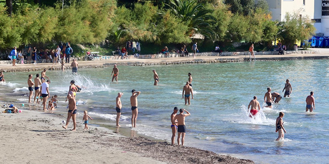 FOTO/VIDEO Sunce 'izvuklo' piciginaše na Bačvice, nije mu odolio ni dogradonačelnik