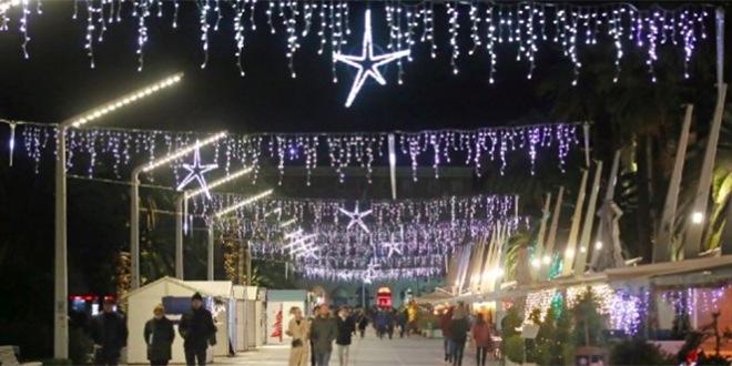 ADVENT U SPLITU Za izlaganje, prezentaciju i prodaju proizvoda na Rivi na raspolaganju je 11 kućica