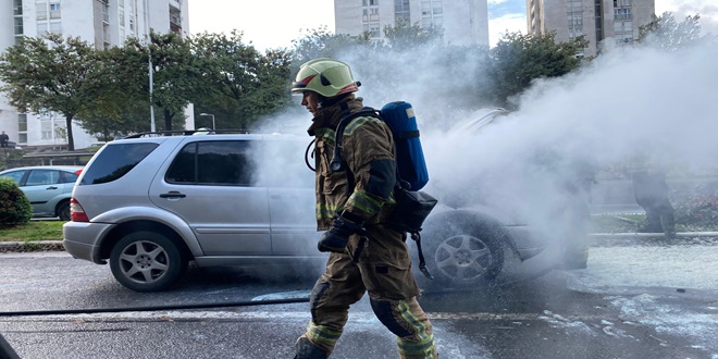 FOTO: U Ulici Domovinskog rata u Splitu planuo automobil