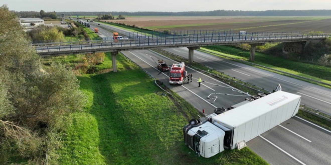 Objavljene fotografije prevrnutog kamiona koji je blokirao A3