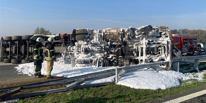 PROMETNA NA A3 Teretnjak se prevrnuo i zapalio, na terenu bile sve žurne službe