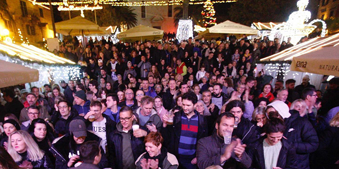 PRILIKA ZA UGOSTITELJE I TRGOVCE Makarska raspisala natječaj za zakup kućica za Advent 