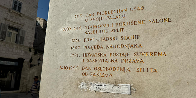 TRAGOVI VANDALIZMA: Sa štandarca nisu još uklonjeni ostatci pogrdnih poruka