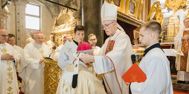 FOTOGALERIJA Nuncij Lingua stavio palij na ramena nadbiskupa Križića