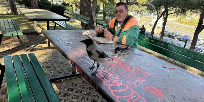 LIJEPI MOMENTI Radnik gradske firme dijeli marendu s vranom