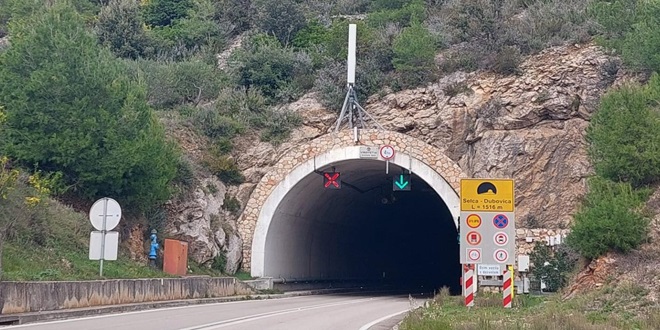 ZATVARA SE CESTA NA HVARU Obilazno do Starog Grada