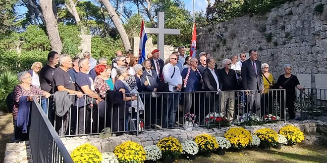 FOTOGALERIJA Domoljubi iz Splita i Imotske krajine na Daksi: 'Poštujmo hrvatske časnike, dragovoljce i branitelje!'