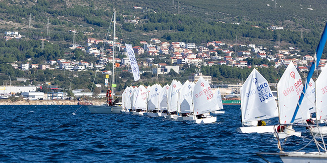 Kaštelanski zaljev pod okupacijom bijelih jedara: Sutra započinje međunarodna regata klase Optimist