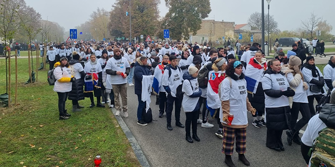 FOTO/VIDEO Sve je više ljudi u bijelim majicama s imenima vukovarskih žrtava