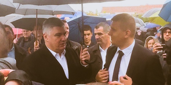 FOTO/VIDEO: UŽIVO IZ ŠKABRNJE Milanović stigao na 33. obljetnicu stradavanja