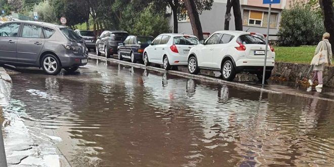 Pala kiša, 'bazeni' na cestama