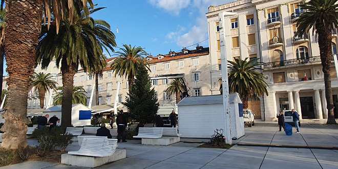 USUSRET BOŽIĆU Postavljena jelka i na Rivi