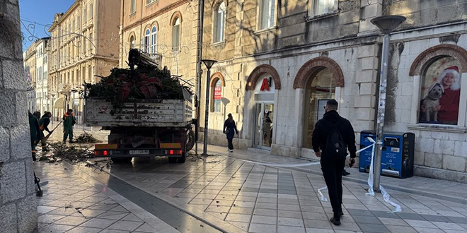 OPASNOST S VISINE Stablo prijetilo padom u Marmontovoj ulici