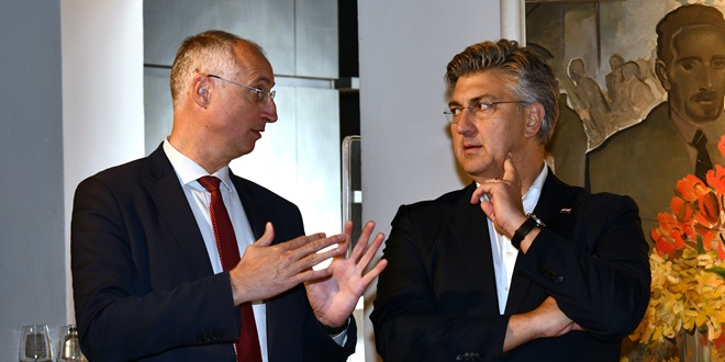 STARA GRADSKA VIJEĆNICA Otvorena ozložba 'Koraci', svačenosti nazočio i premijer Plenković
