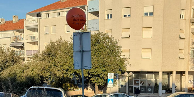 Narančasti balon na početku Primoštenske kao odgovor na roze balone gradonačelnika Puljka