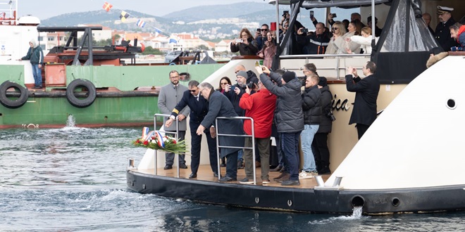 Šibenski kapetani i časnici položili vijenac u more u čast poginulih i nestalih hrvatskih pomoraca