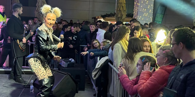 FOTO/VIDEO Maja Šuput priredila show na Adventu na kampusu