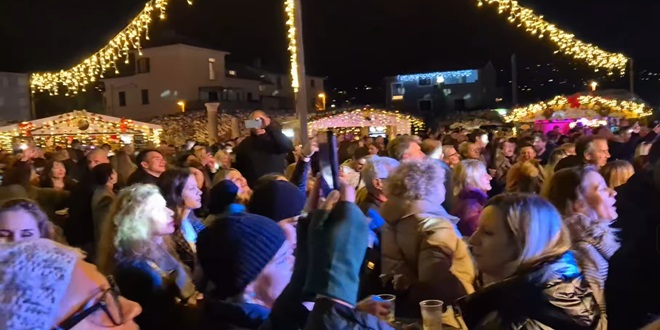 VIDEO Crvena jabuka u Solinu