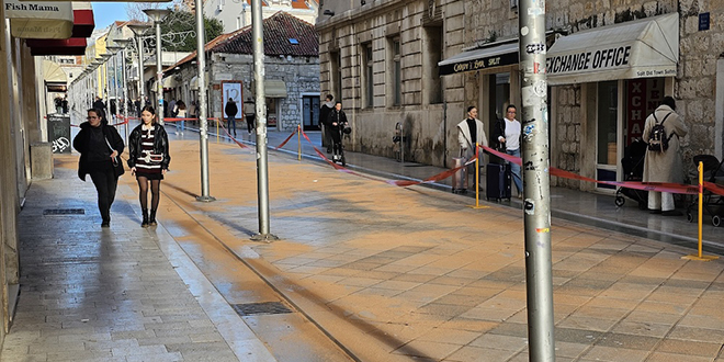 DVOJE OZLIJEĐENIH Na Marmontovu iscurilo ulje iz kombija, dio šetnice ograđen trakama i stupićima