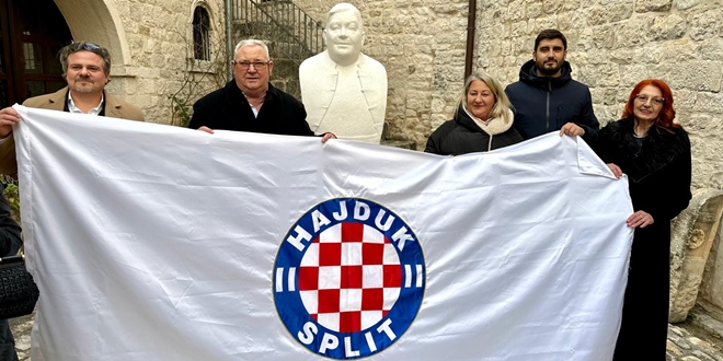 U Trogiru otkriven spomenik Vinku Coci: 'U tom kamenu osjetila sam srce koje i dalje kuca za nas svih'