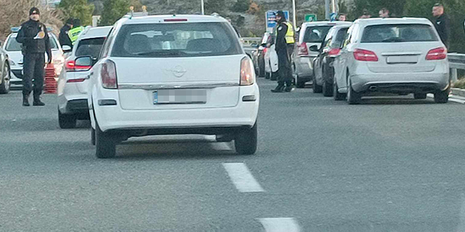 Policija zaustavlja vozila na izlazu s autoceste prema Šibeniku