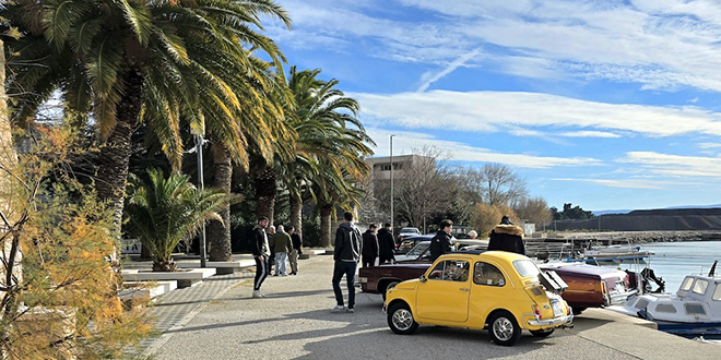 FOTOGALERIJA: Božićni Oldtimer Promo Tour iznenadio šetače u Dugom Ratu 