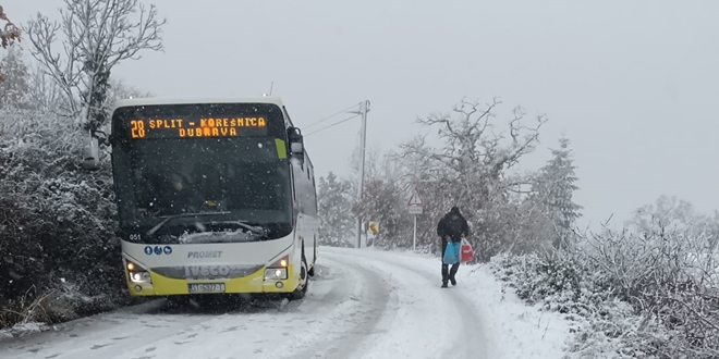 ZAPEO ZBOG SNIJEGA Prometov autobus 'izvlačili' u Sitnom