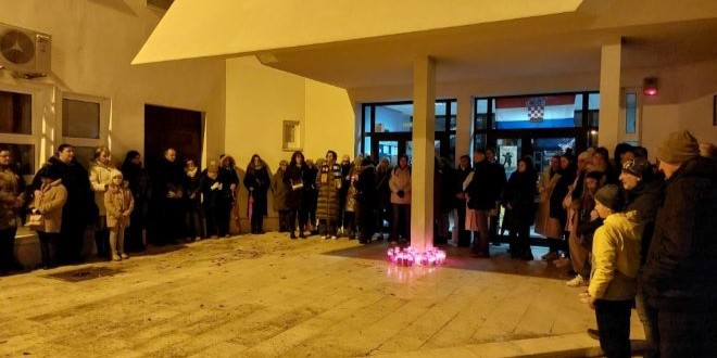 OKUPLJANJE ISPRED OŠ MERTOJAK 'Velika je cijena plaćena. Krajnje je vrijeme za korake za sigurnije društvo za našu djecu'