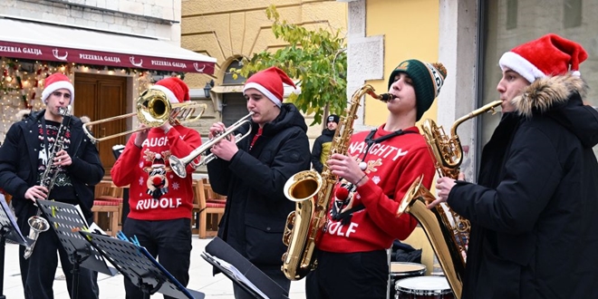 VIDEO: MLADOST I LIPOTA Mladići iz Promaya benda oduševili i za Badnjak