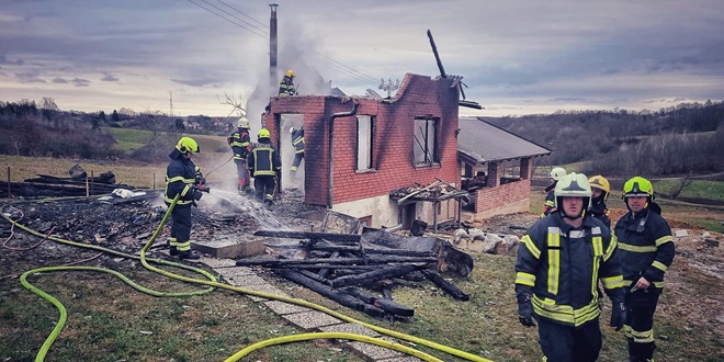 FOTO: TRAGEDIJA NA BOŽIĆ Zapalila se kuća, vatrogasci pronašli mrtvo tijelo