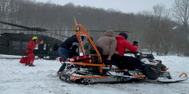 VIDEO: Black Hawk iz zatrpane Udbine trudnicu prevezao do bolnice