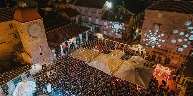 Blagdanska euforija u Trogiru se nastavlja: Večeras koncert Novih fosila, sutra Vojko V, a u subotu Hari Mata Hari