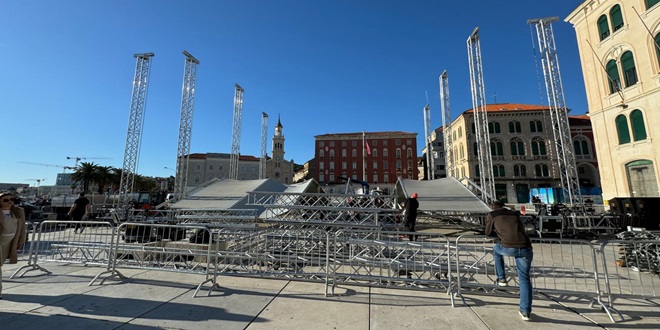 SPLITSKA RIVA Postavlja se pozornica za doček Nove godine