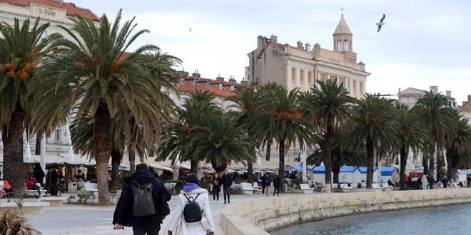 FOTO Oblačno i prohladno, Rivom šetali samo 'najhrabriji'