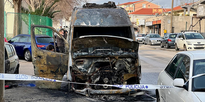 FOTOGALERIJA Gorjeli kombi i dva vozila na Brdima