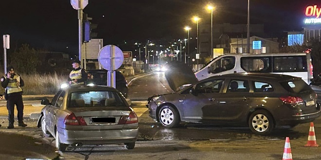 TEŠKA PROMETNA Sudar na ulazu u Žrnovnicu, dvoje prevezeno u bolnicu