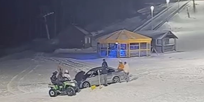 VIDEO Automobilom pokušali driftati po skijaškoj stazi pa zaglavili