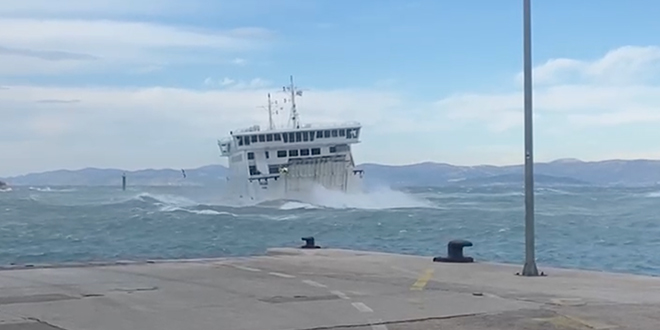 VIDEO Uspostavljen promet prema Braču, pogledajte borbu trajekta s burom