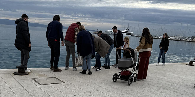 TRENUTAK NEPAŽNJE Maleni dječak vozio biciklu pa upao u more na Zapadnoj obali