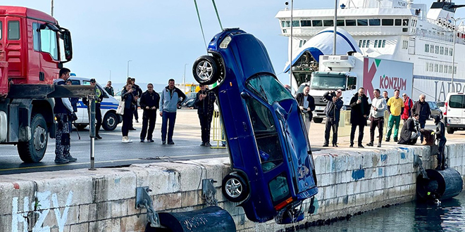 FOTO/VIDEO Izvučen automobil koji je sinoć sletio u more u splitskoj luci