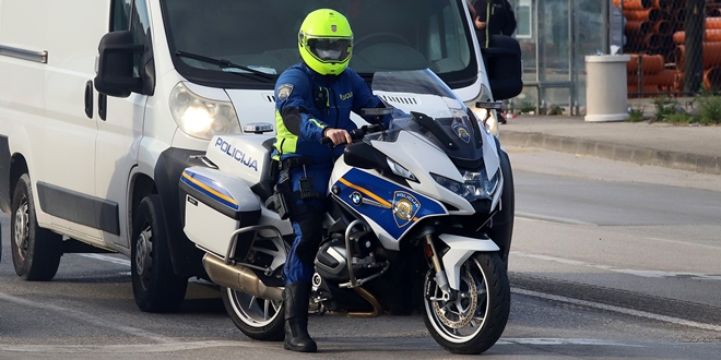 PONAVLJAČ TEŠKIH PREKRŠAJA Motociklist vozio 145 km/h, odbio testiranje na drogu