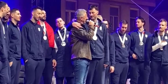 VIDEO Thompson u zagrljaju s Duvnjakom: 'Kapetane, hvala ti za suze radosnice'