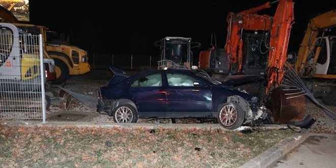 Bježao policiji pa se zabio u bager